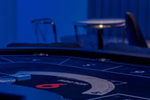 딥블루 무드의 프리미엄 홀덤펍 인테리어